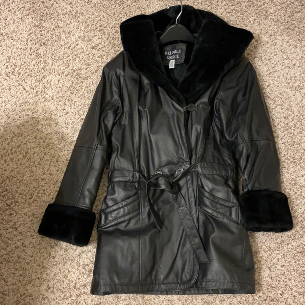 Reliable Source ladies genuine leather belted with faux fur lining Size Small